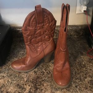 Cowgirl boots w/ heel